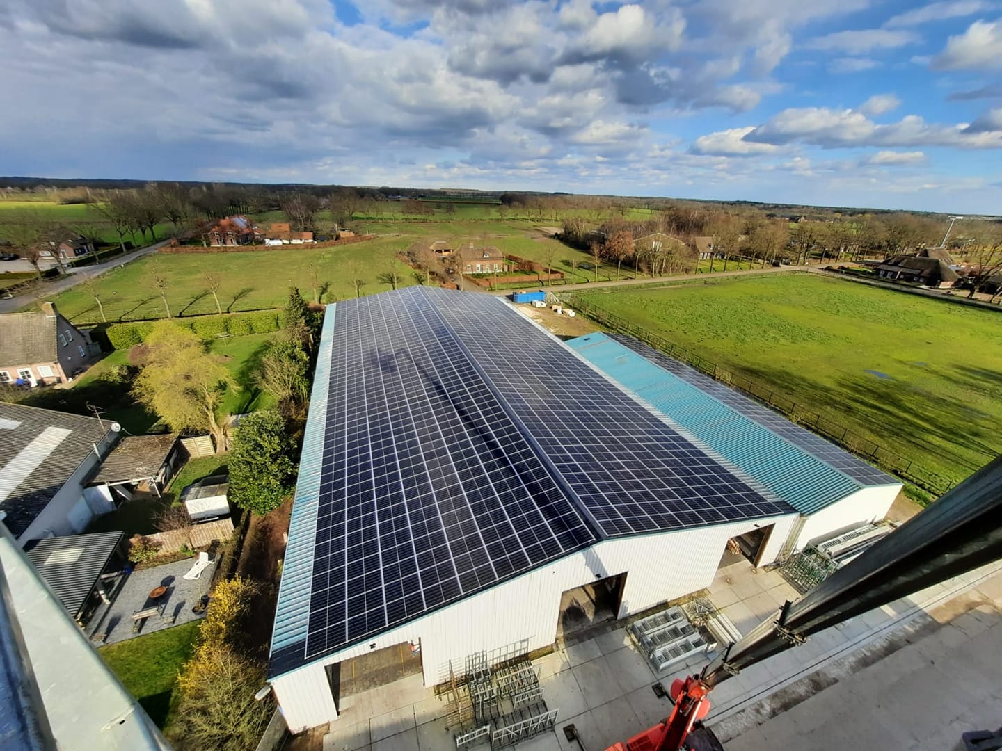 gerealiseerde zakelijke zonnepaneleninstallatie van PV-Projecten