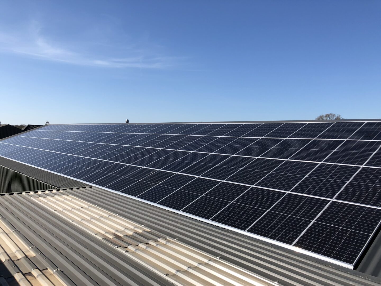 zakelijke zonnepaneleninstallatie gerealiseerd door PV-Projecten