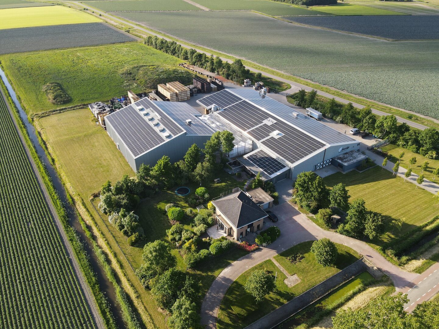 zakelijke zonnepaneleninstallatie gerealiseerd door PV-Projecten