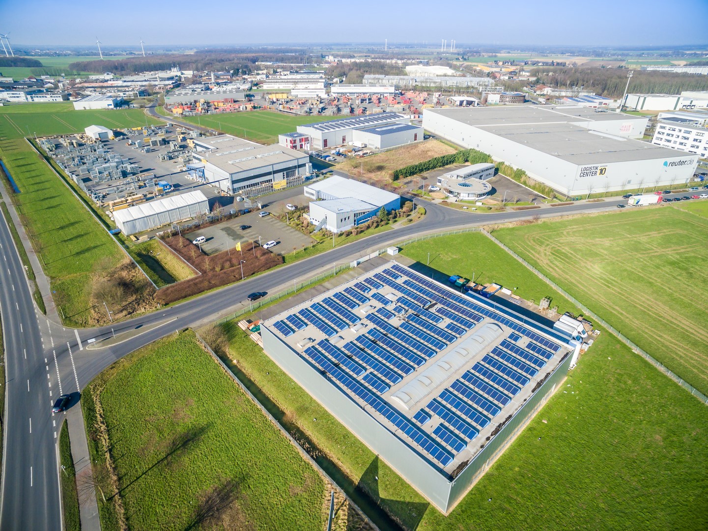 gerealiseerde zakelijke zonnepaneleninstallatie van PV-Projecten