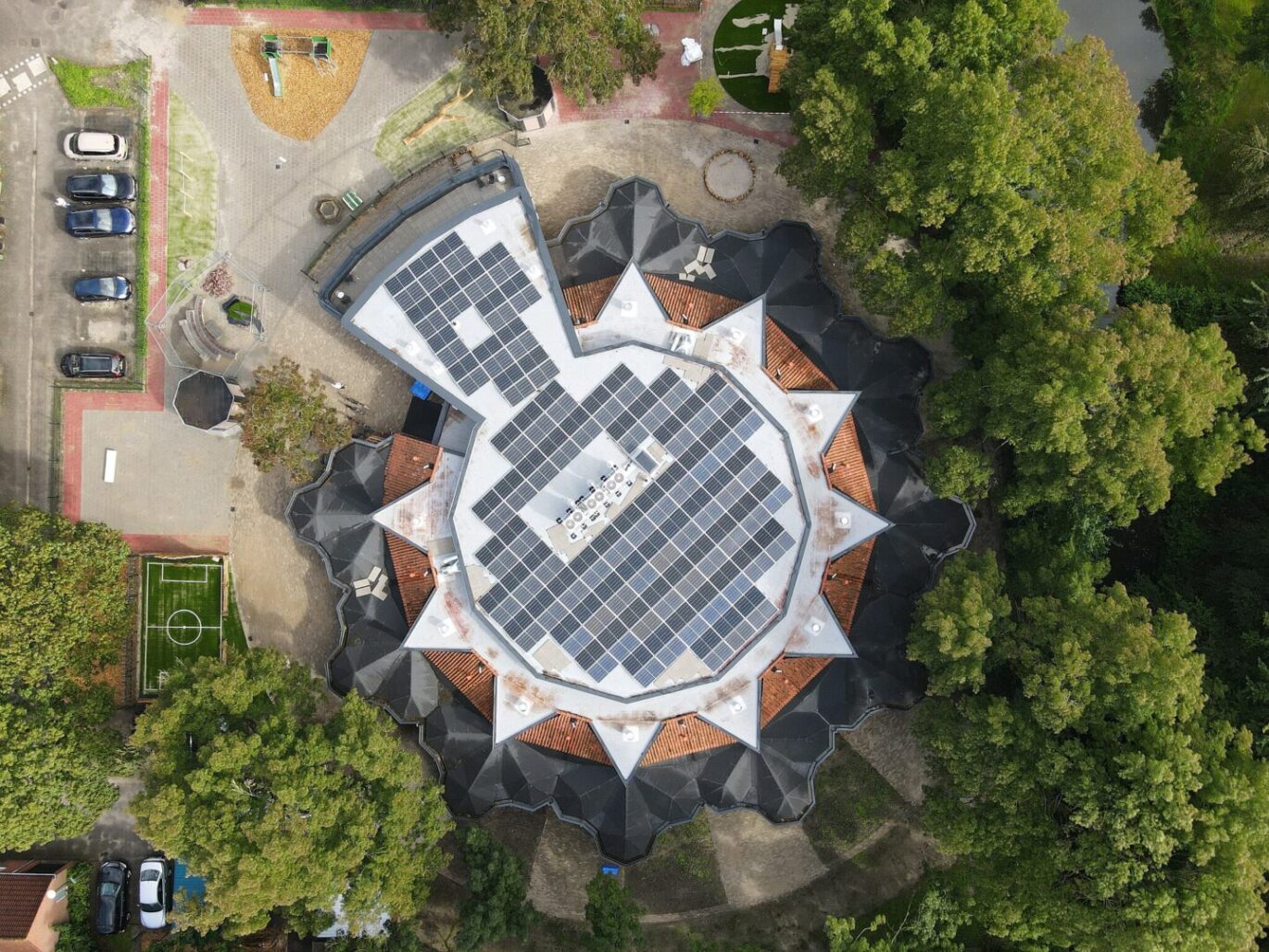 gerealiseerde zakelijke zonnepaneleninstallatie van PV-Projecten