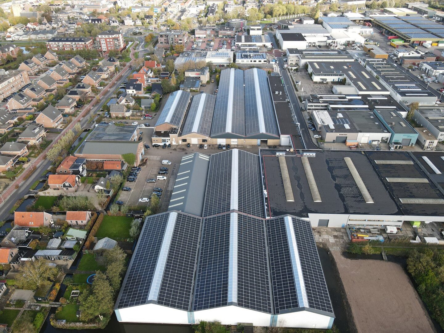 gerealiseerde zakelijke zonnepaneleninstallatie van PV-Projecten