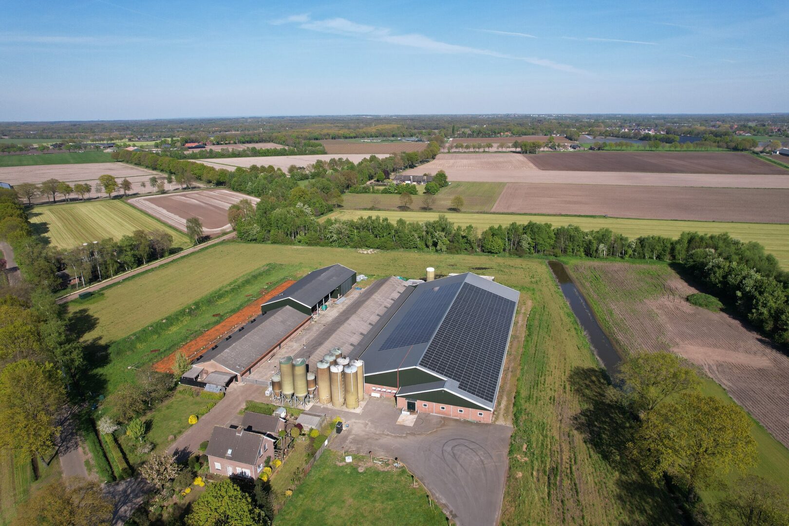 agrarische zonnepaneleninstallatie gerealiseerd door PV-Projecten