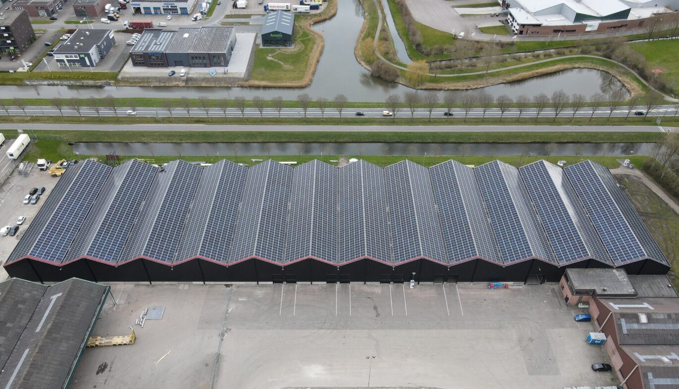 zakelijke zonnepaneleninstallatie gerealiseerd door PV-Projecten