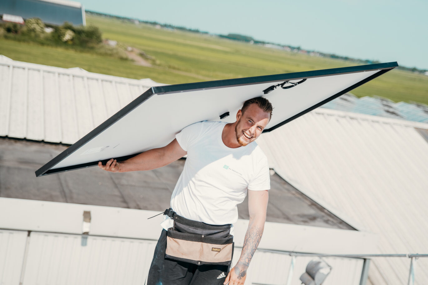 zakelijke zonnepaneleninstallatie die wordt gerealiseerd door PV-Projecten