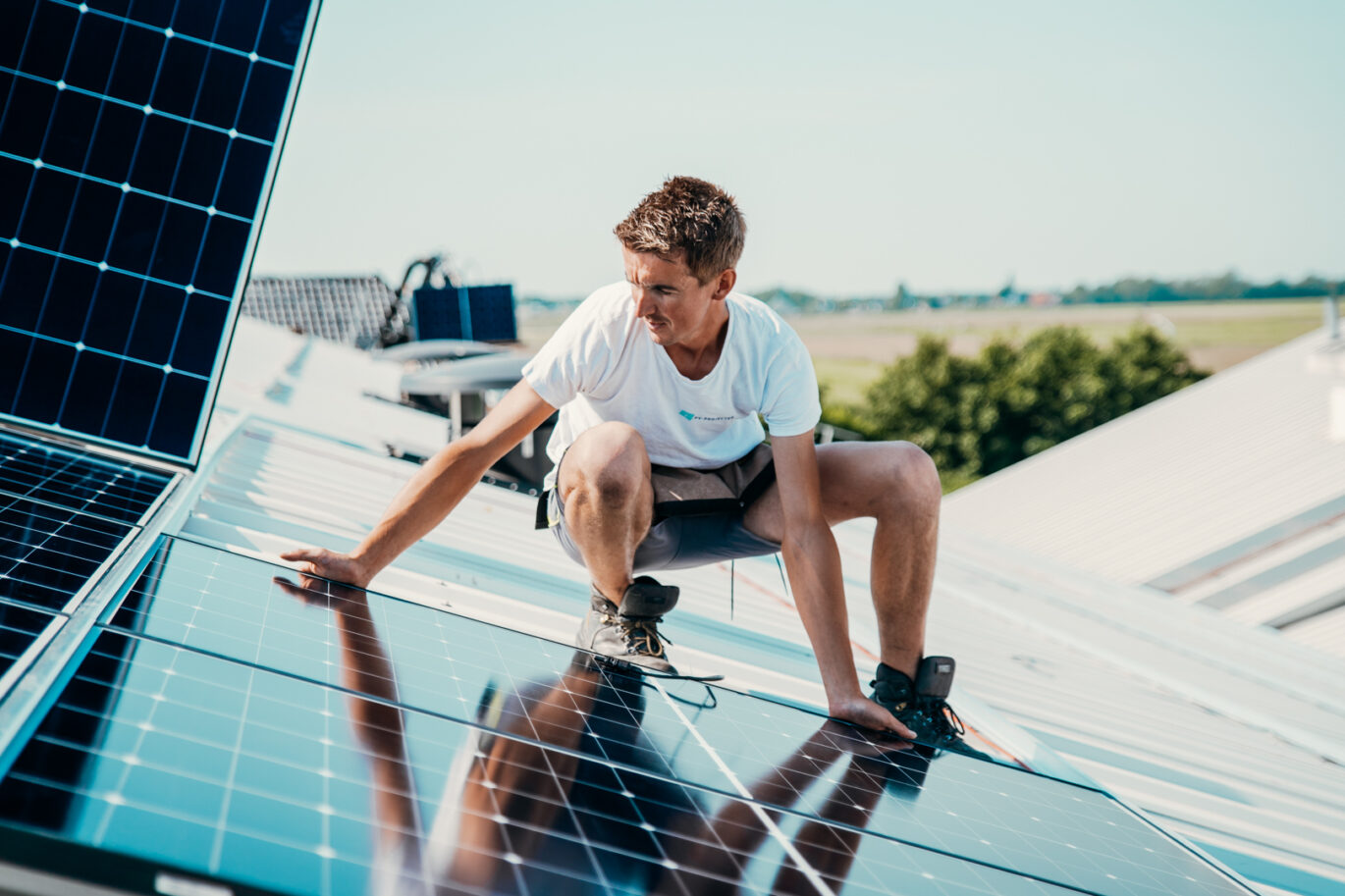 zakelijke zonnepaneleninstallatie die wordt gerealiseerd door PV-Projecten