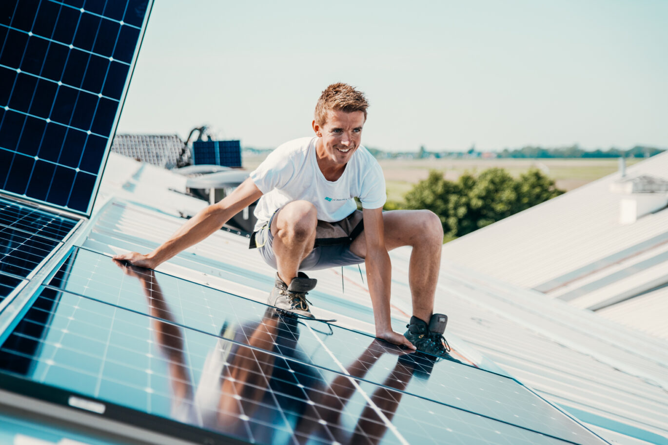 zakelijke zonnepaneleninstallatie die wordt gerealiseerd door PV-Projecten