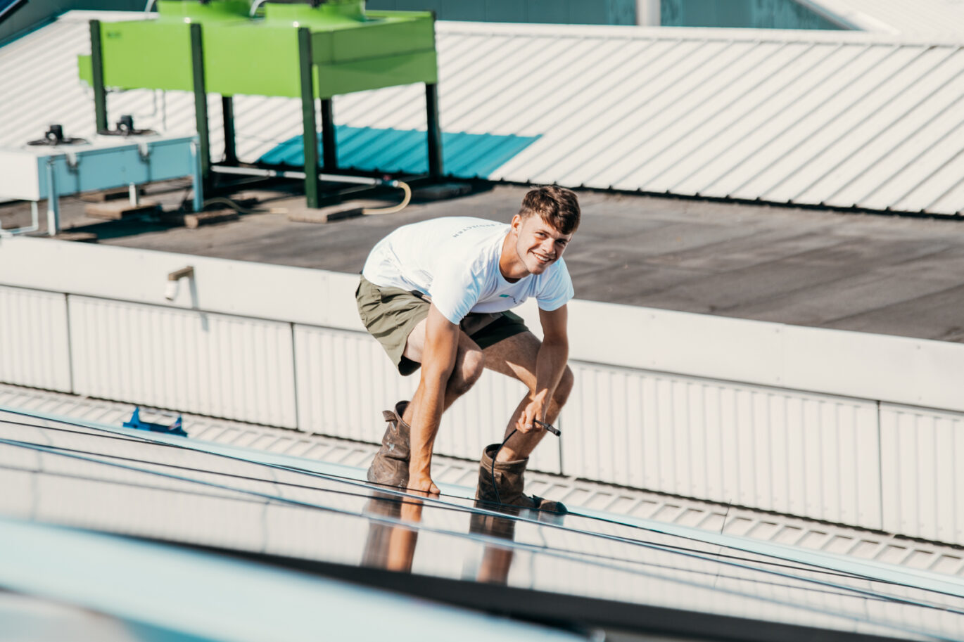 zakelijke zonnepaneleninstallatie die wordt gerealiseerd door PV-Projecten