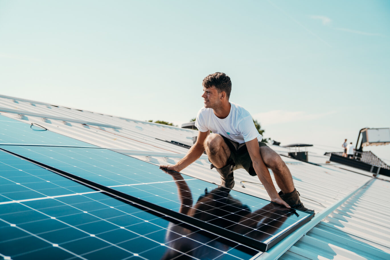zakelijke zonnepaneleninstallatie die wordt gerealiseerd door PV-Projecten