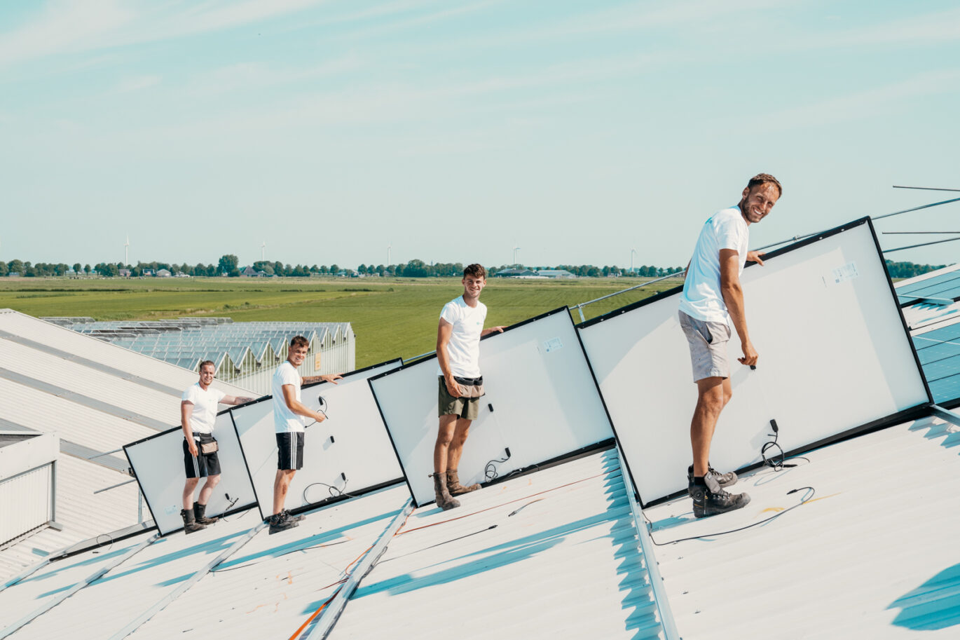 zakelijke zonnepaneleninstallatie die wordt gerealiseerd door PV-Projecten