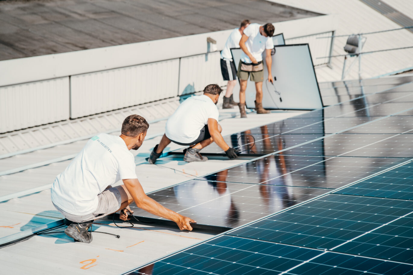 zakelijke zonnepaneleninstallatie die wordt gerealiseerd door PV-Projecten