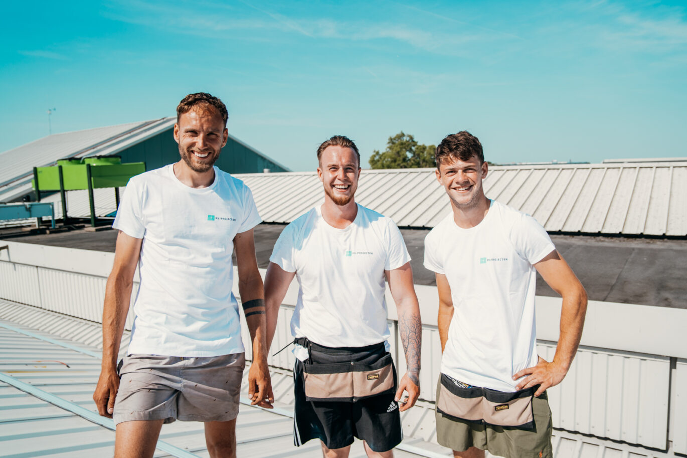 zakelijke zonnepaneleninstallatie die wordt gerealiseerd door PV-Projecten