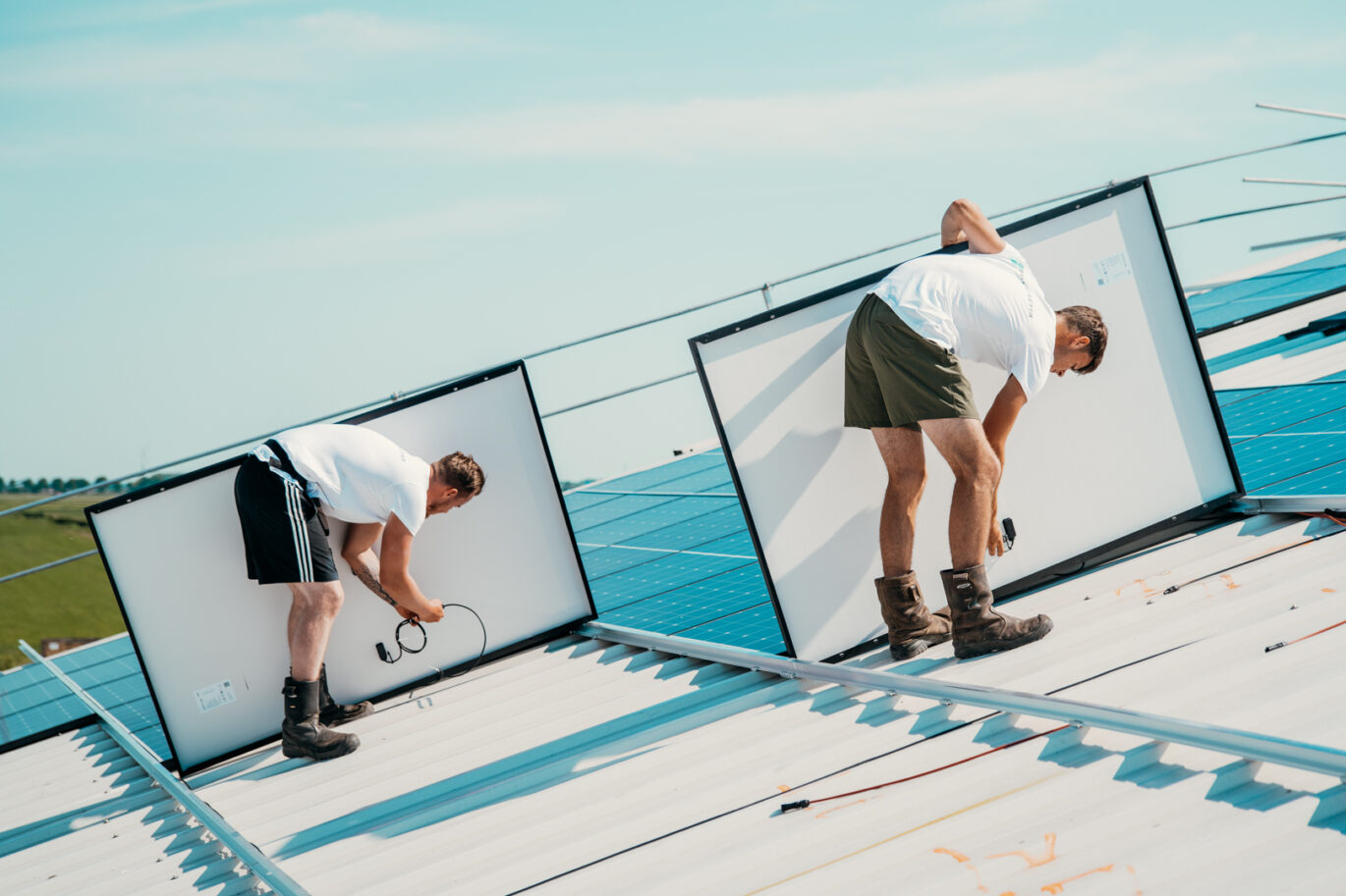 zakelijke zonnepaneleninstallatie die wordt gerealiseerd door PV-Projecten