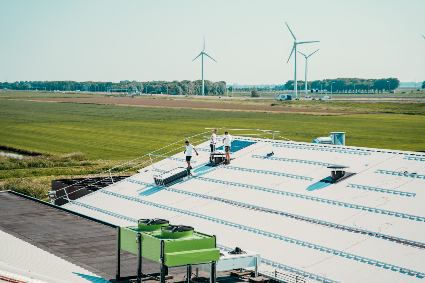 zakelijke zonnepaneleninstallatie die wordt gerealiseerd door PV-Projecten