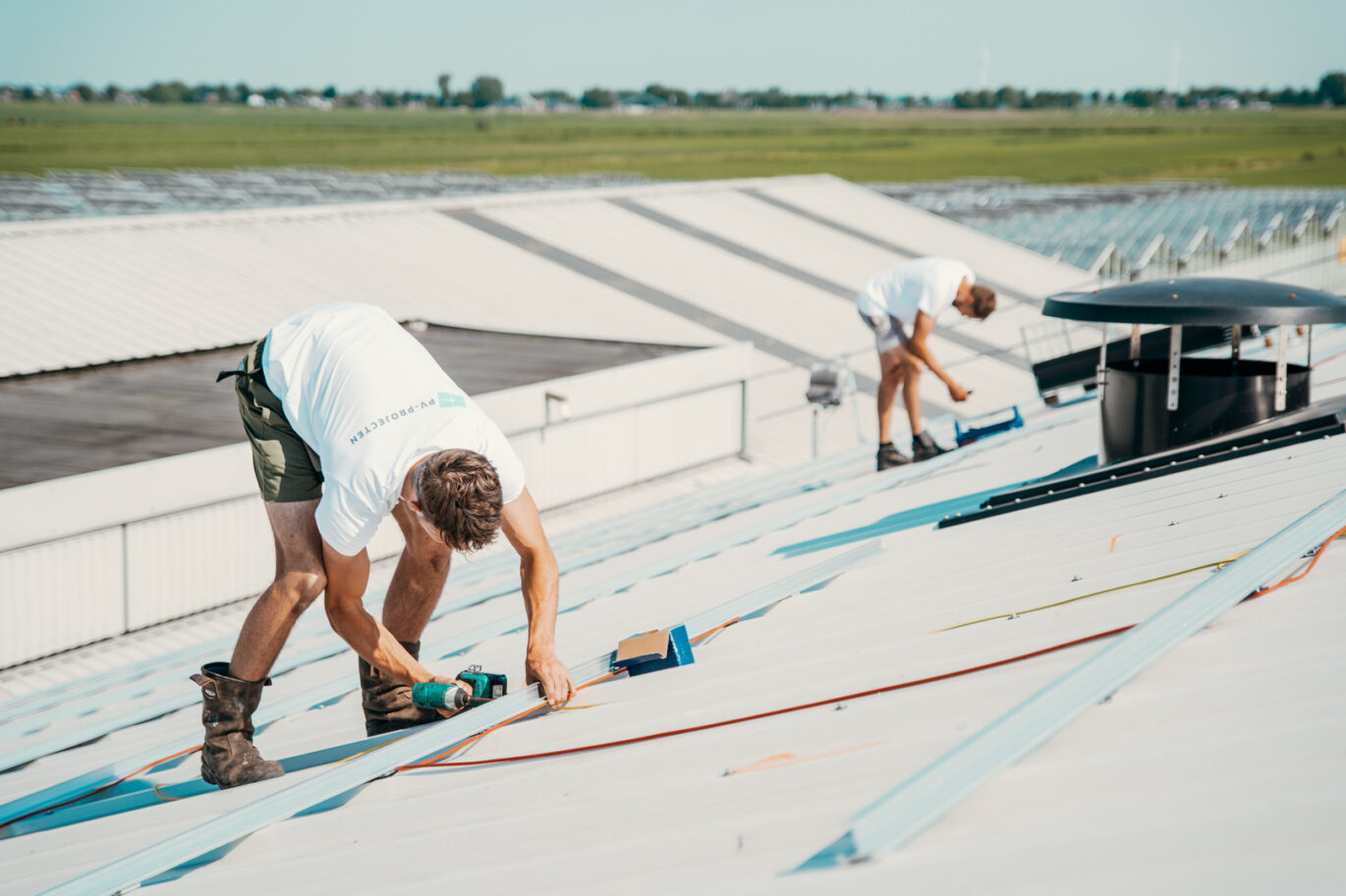 zakelijke zonnepaneleninstallatie die wordt gerealiseerd door PV-Projecten