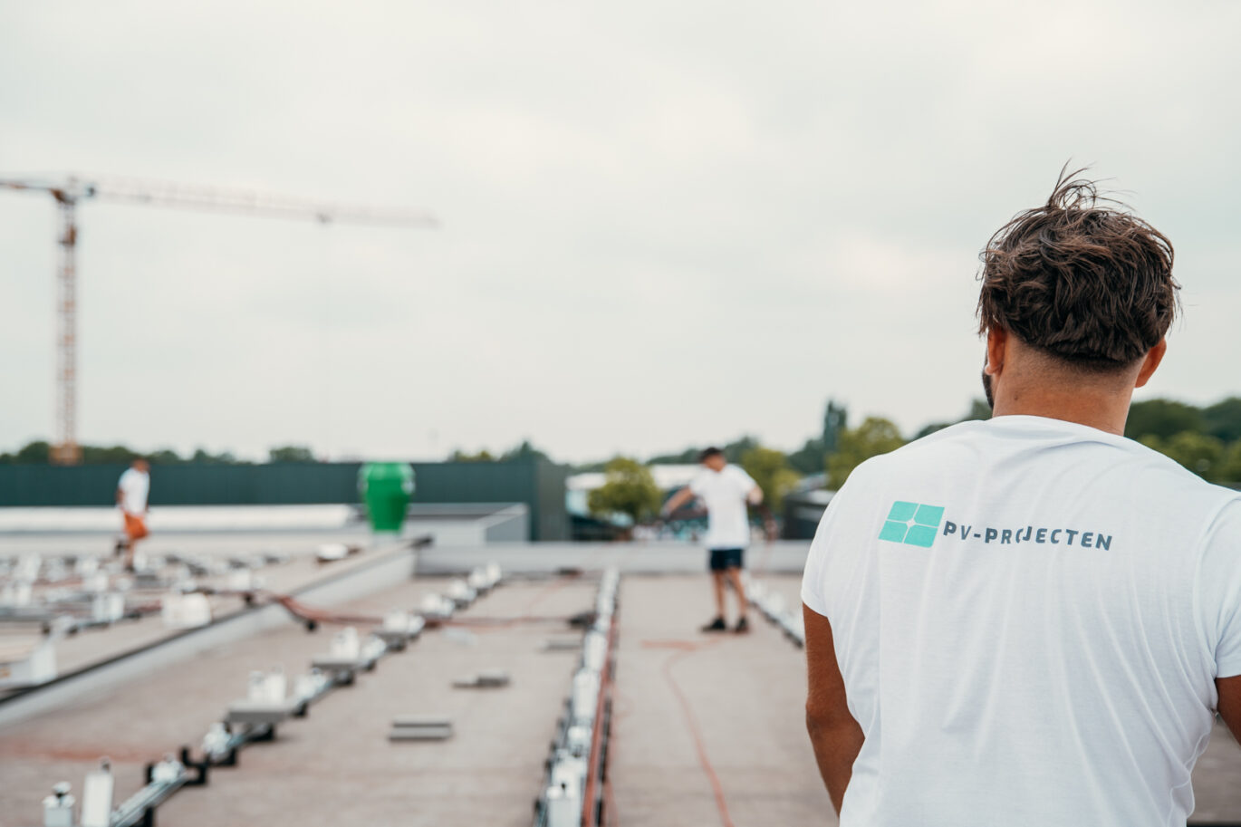 zakelijke zonnepaneleninstallatie die wordt gerealiseerd door PV-Projecten