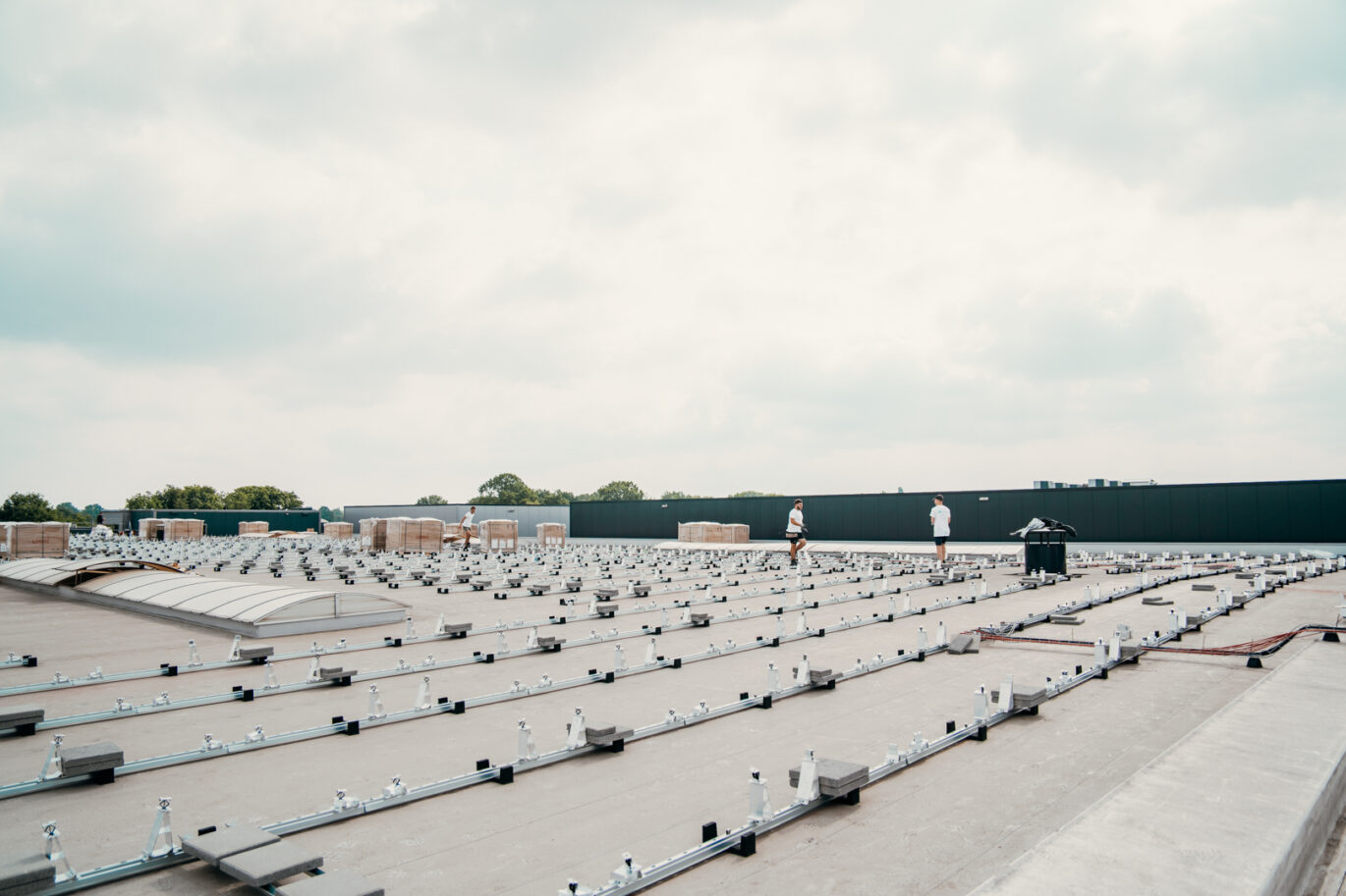 zakelijke zonnepaneleninstallatie die wordt gerealiseerd door PV-Projecten