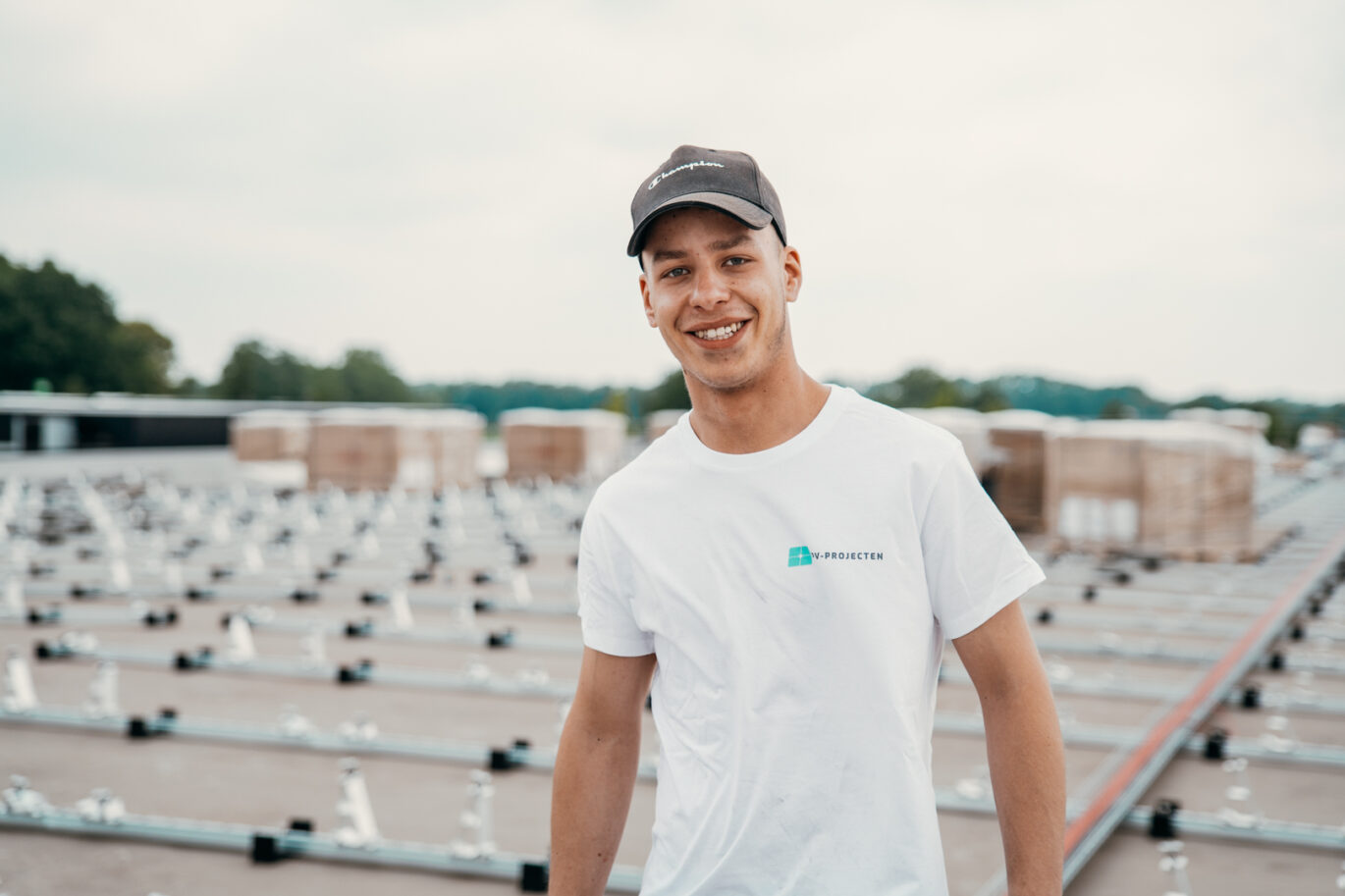 zakelijke zonnepaneleninstallatie die wordt gerealiseerd door PV-Projecten
