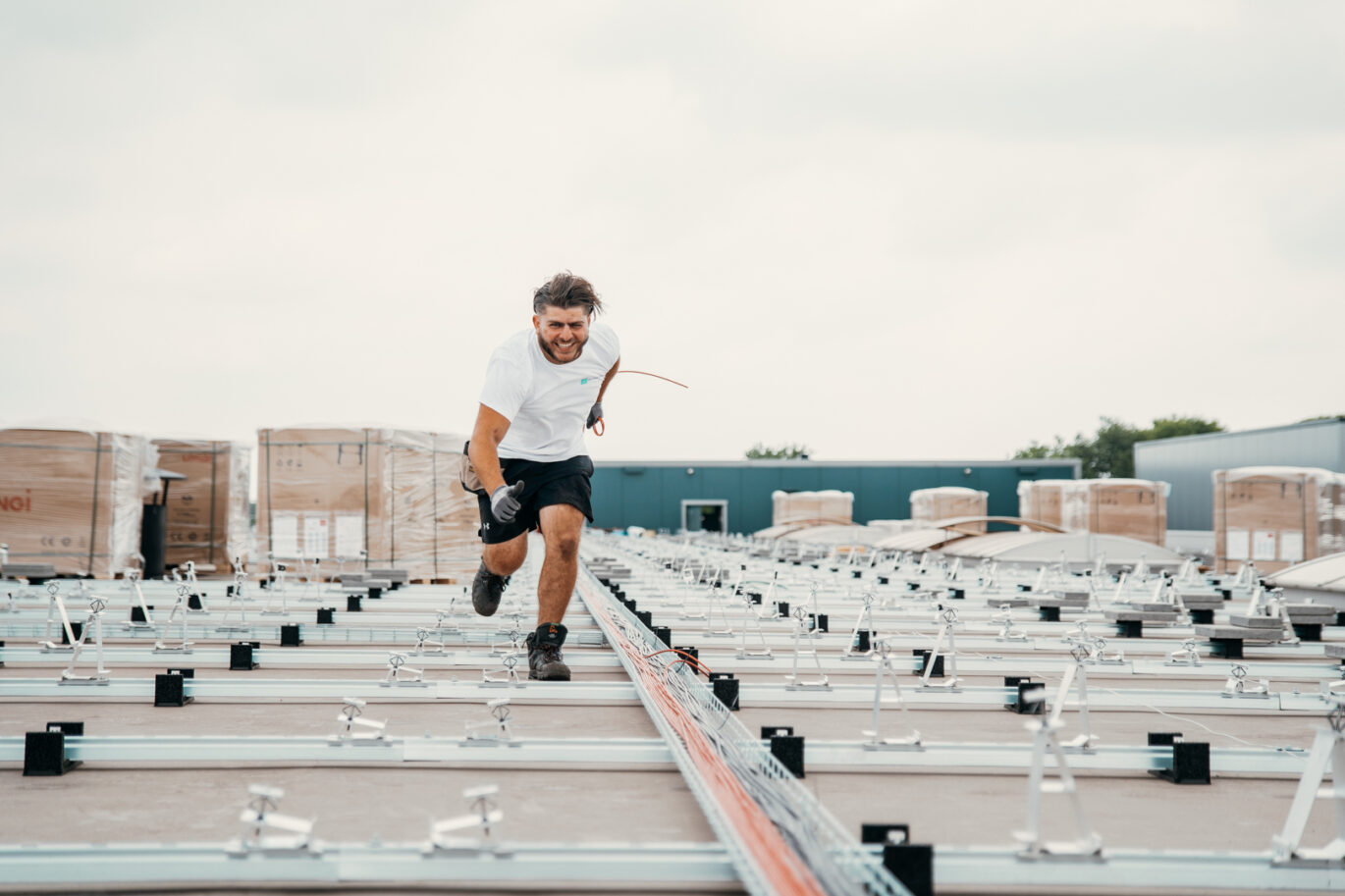 zakelijke zonnepaneleninstallatie die wordt gerealiseerd door PV-Projecten