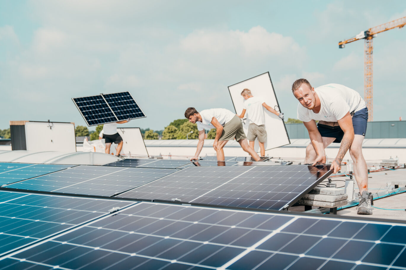 zakelijke zonnepaneleninstallatie die wordt gerealiseerd door PV-Projecten