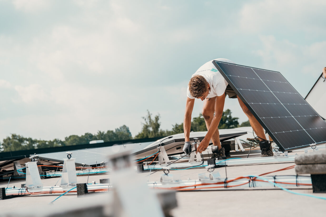 zakelijke zonnepaneleninstallatie die wordt gerealiseerd door PV-Projecten