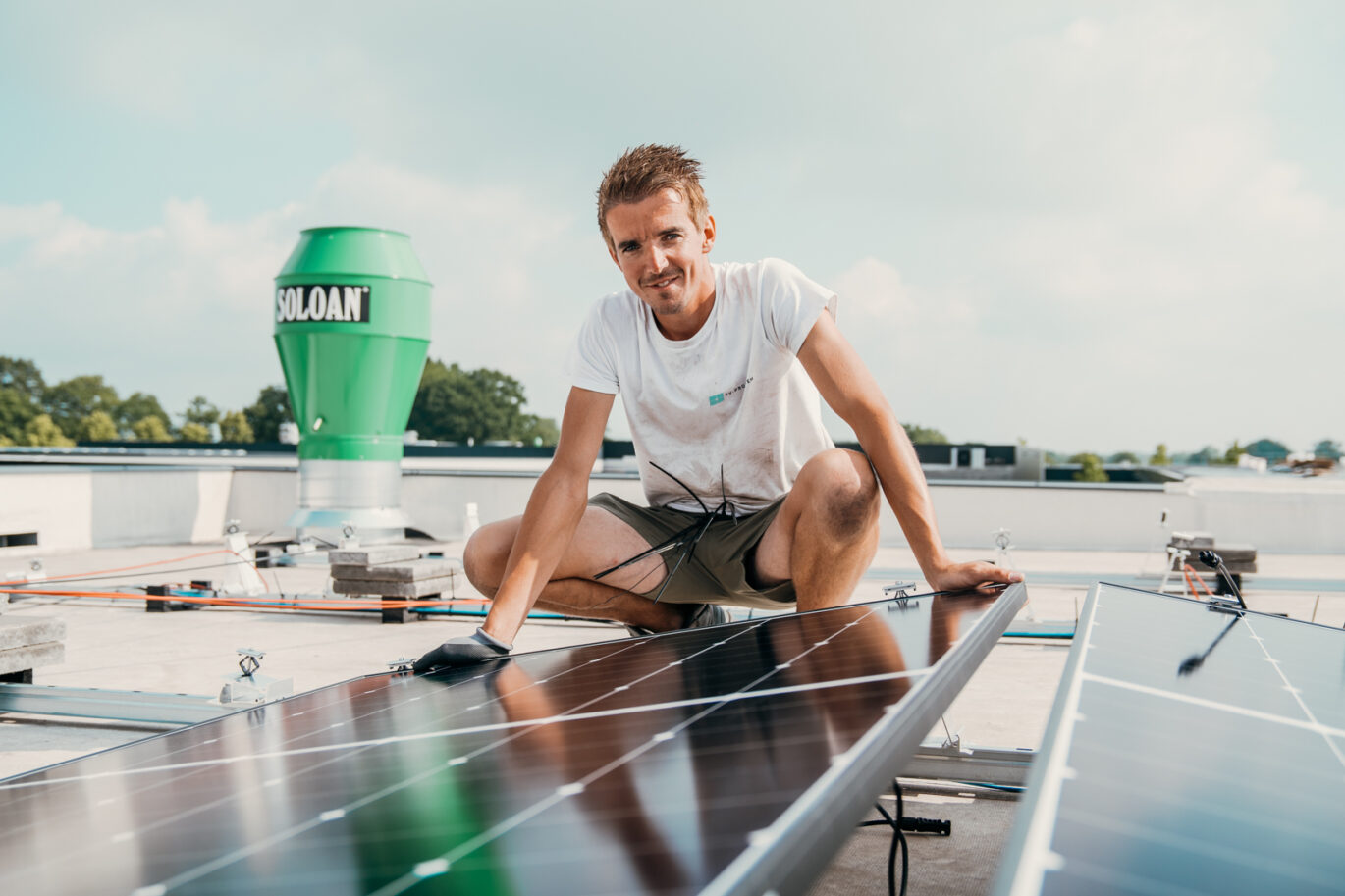 zakelijke zonnepaneleninstallatie die wordt gerealiseerd door PV-Projecten