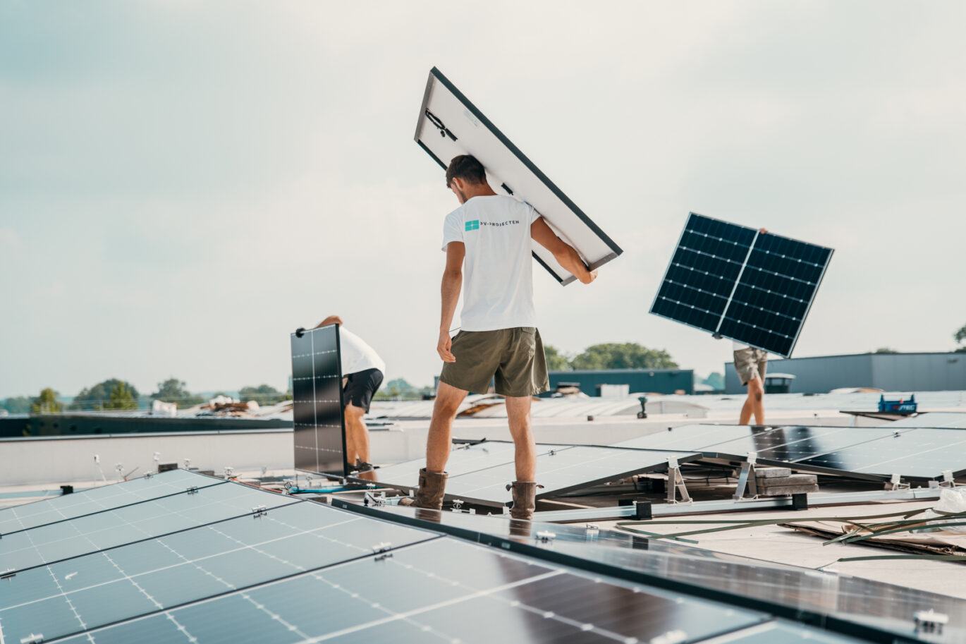 zakelijke zonnepaneleninstallatie die wordt gerealiseerd door PV-Projecten