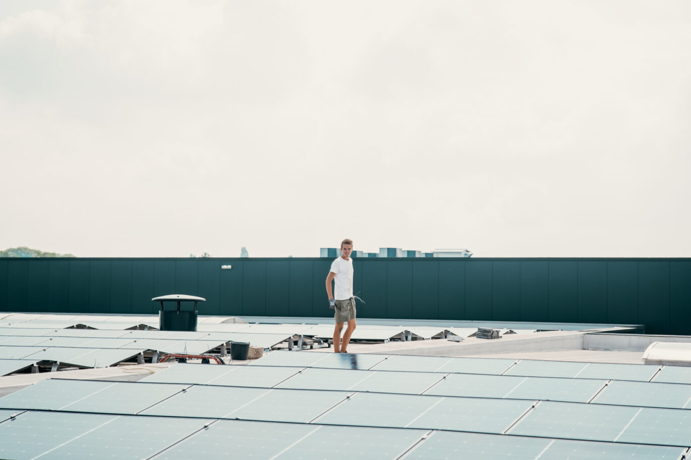 zakelijke zonnepaneleninstallatie die wordt gerealiseerd door PV-Projecten