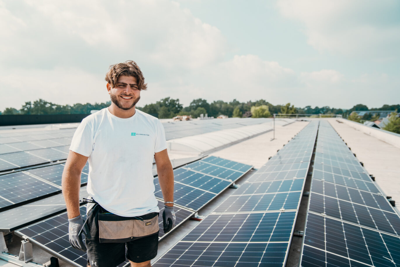 zakelijke zonnepaneleninstallatie die wordt gerealiseerd door PV-Projecten