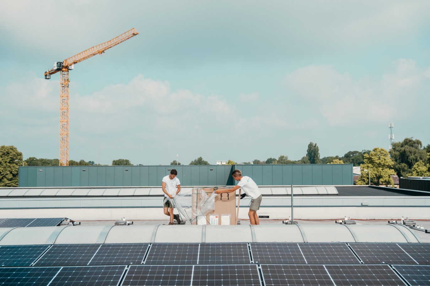 zakelijke zonnepaneleninstallatie die wordt gerealiseerd door PV-Projecten