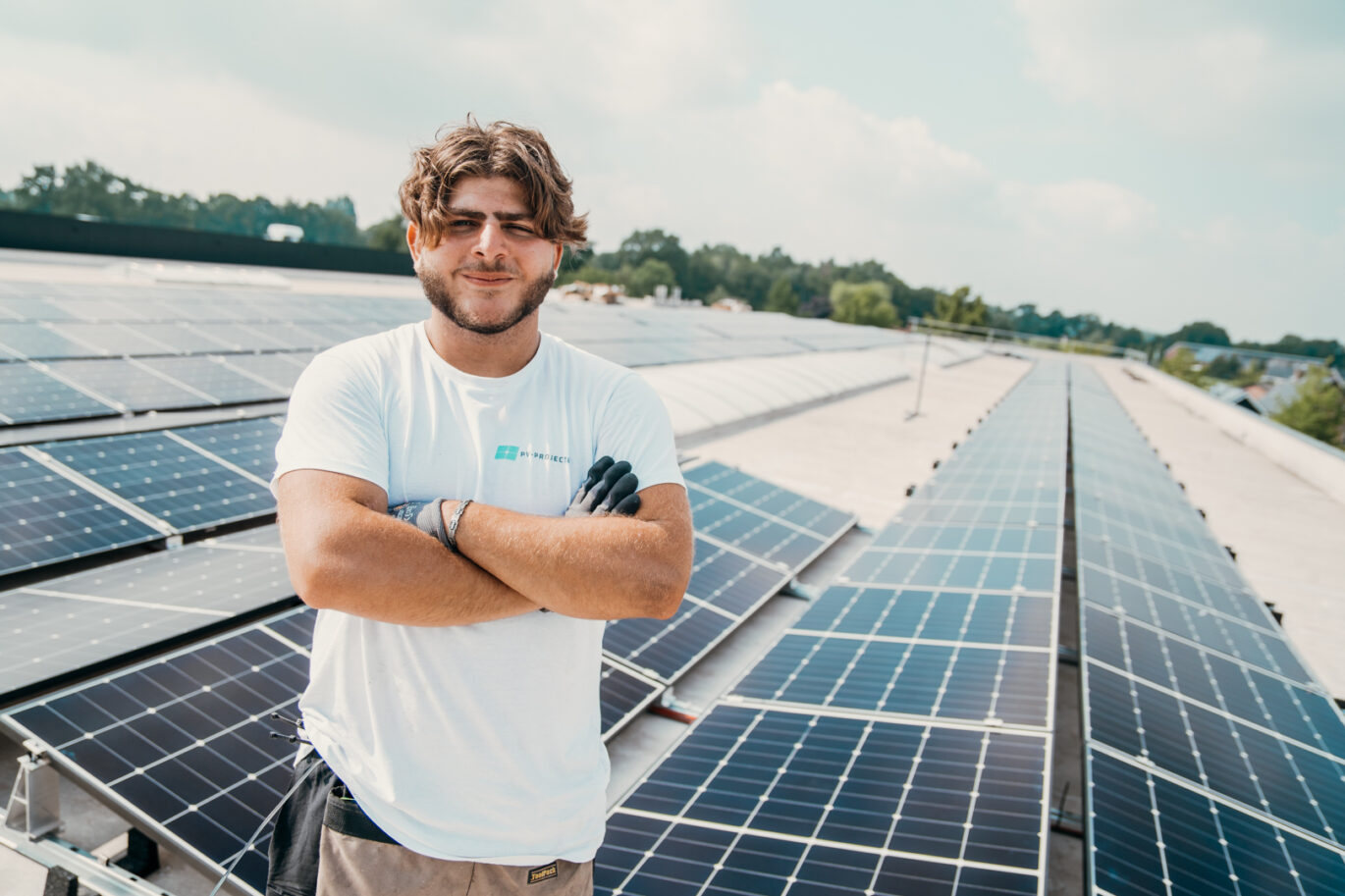 zakelijke zonnepaneleninstallatie die wordt gerealiseerd door PV-Projecten