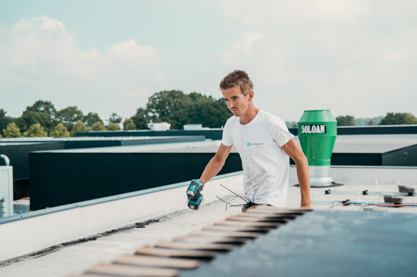 zakelijke zonnepaneleninstallatie die wordt gerealiseerd door PV-Projecten