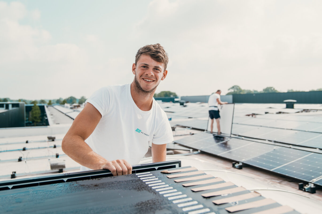 zakelijke zonnepaneleninstallatie die wordt gerealiseerd door PV-Projecten
