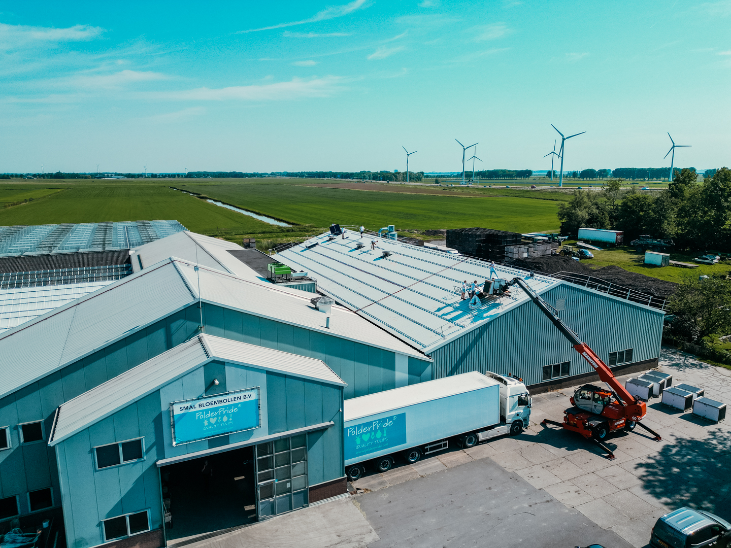 zakelijke zonnepaneleninstallatie die wordt gerealiseerd door PV-Projecten