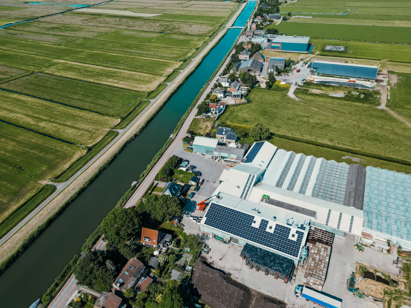 zakelijke zonnepaneleninstallatie die wordt gerealiseerd door PV-Projecten