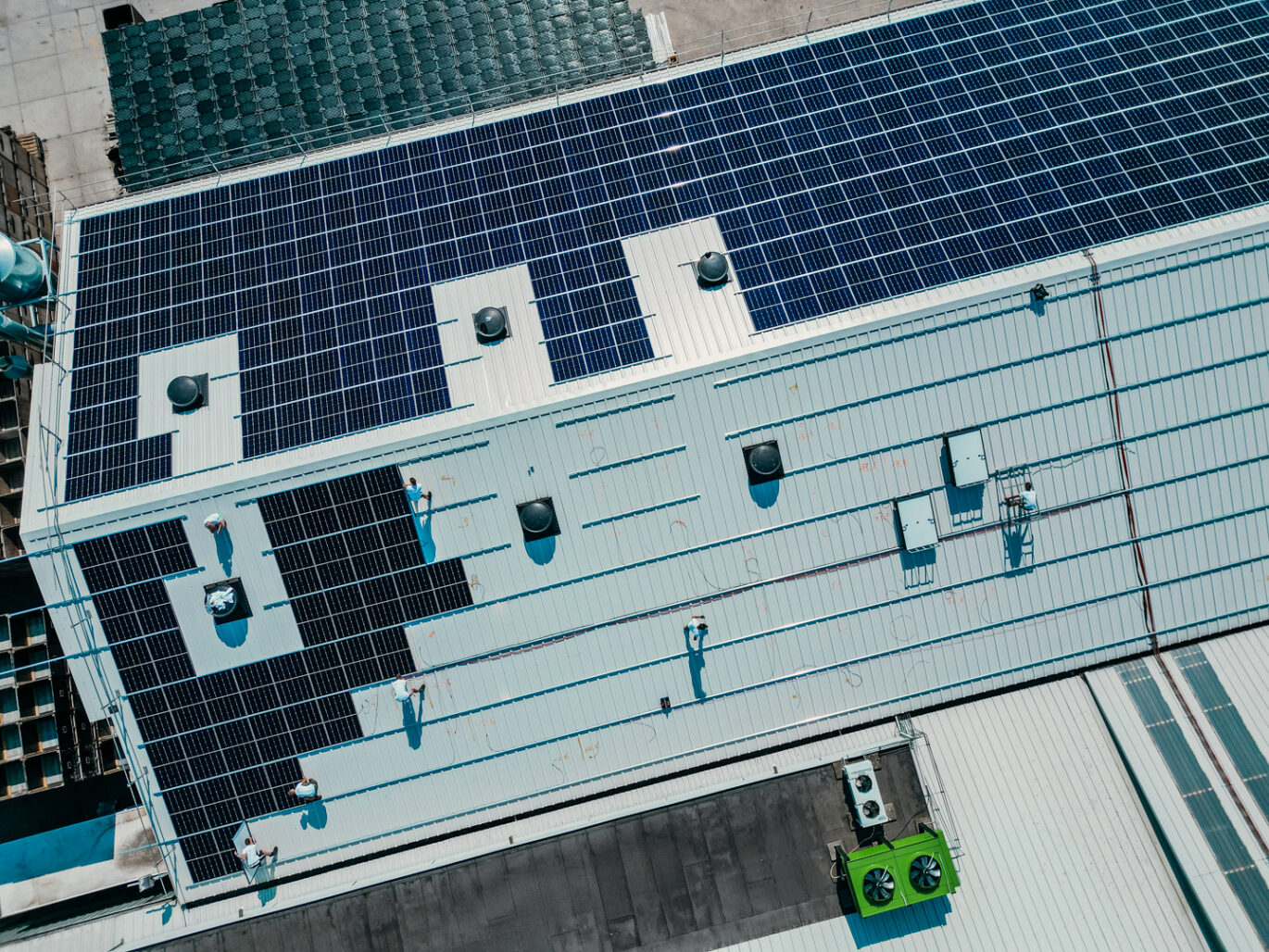 zakelijke zonnepaneleninstallatie die wordt gerealiseerd door PV-Projecten